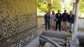 El alcalde José Luis Sanz justo a los hallazgos arqueológicos en el Alcázar de Sevilla