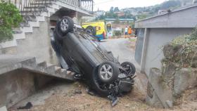 Termina con su turismo volcado en el patio de una vivienda en Ourense