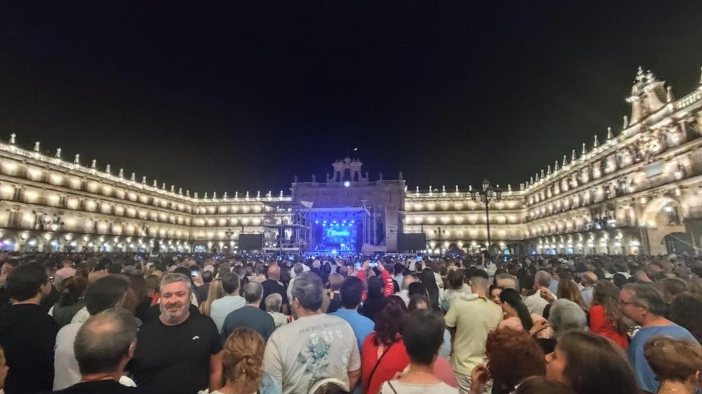 Público de todos los gustos y edades, en el concierto de Camela en Salamanca