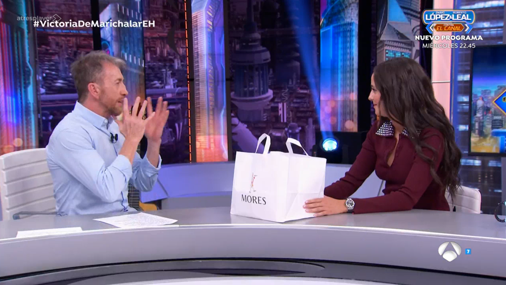 Victoria Federica con la bolsa de la pastelería 'Mores'.