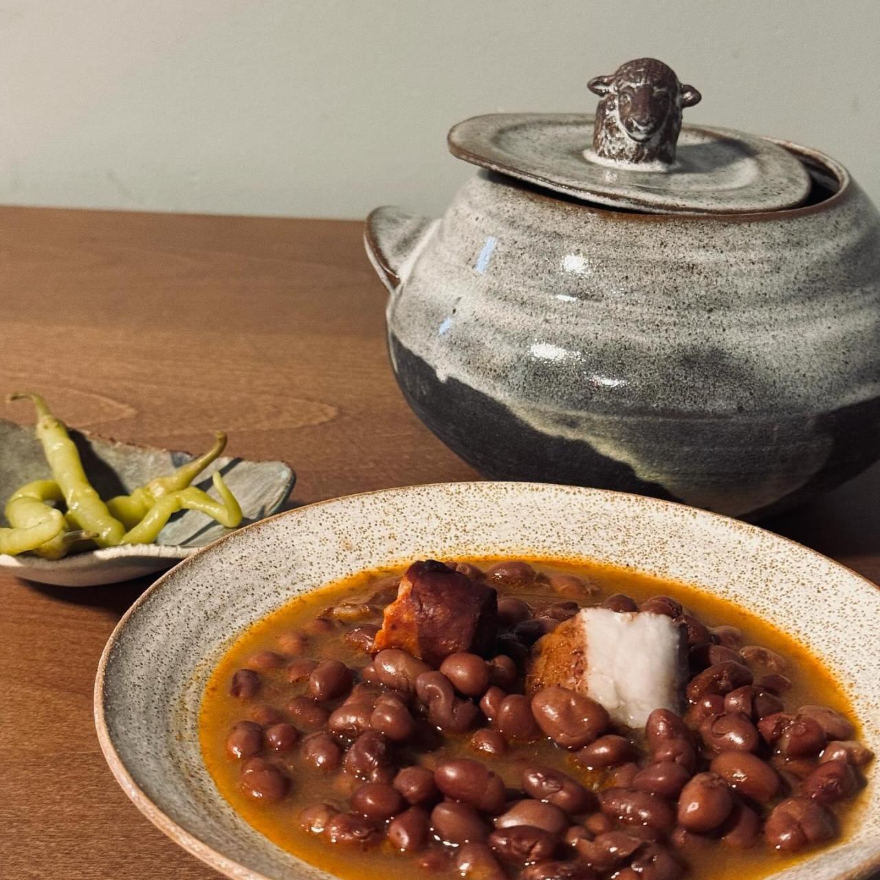 Un plato de alubias de Anguiano de Casa Comidas Irene.