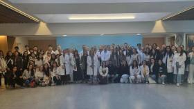 Las y los alumnos de la nueva promoción en el acto de bienvenida celebrado esta mañana en el Hospital Álvaro Cunqueiro, con la directora Asistencial del área Sanitaria de Vigo, Esther Casal Rodríguez (centro) y una representación del equipo docente.