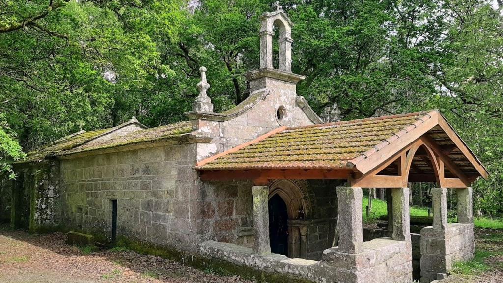 Ermita da Virxe do Camiño a la sombra de una carballeira