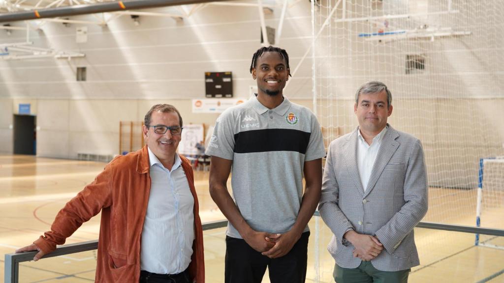 Amanze Egekeze, Lorenzo Alonso Nistal y Narciso Prieto, en la presentación del patrocinio oficial de Caja Rural de Zamora al Real Valladolid Baloncesto