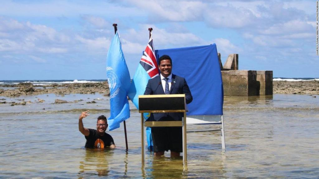 Ministro de Justicia, Comunicación y Asuntos Exteriores de Tuvalu, Simon Kofe con el agua por las rodillas.