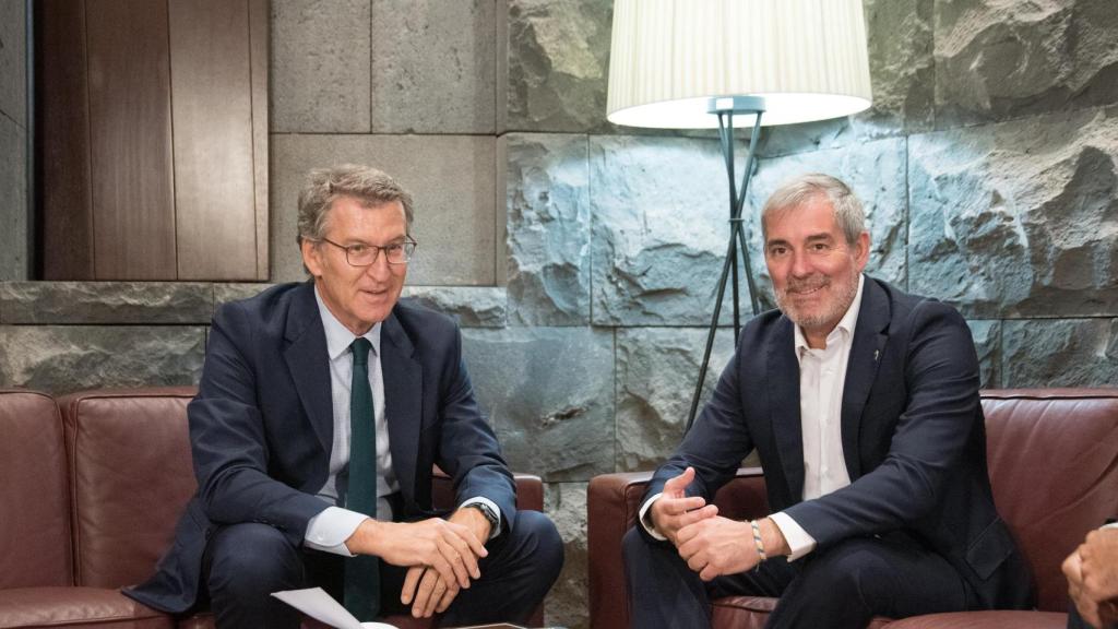 El presidente de Canarias, Fernando Clavijo, reunido con el líder de la oposición y presidente del PP, Alberto Núñez Feijóo.