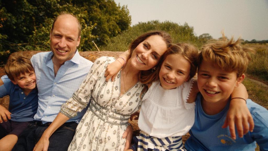 Los príncipes de Gales junto a sus tres hijos.