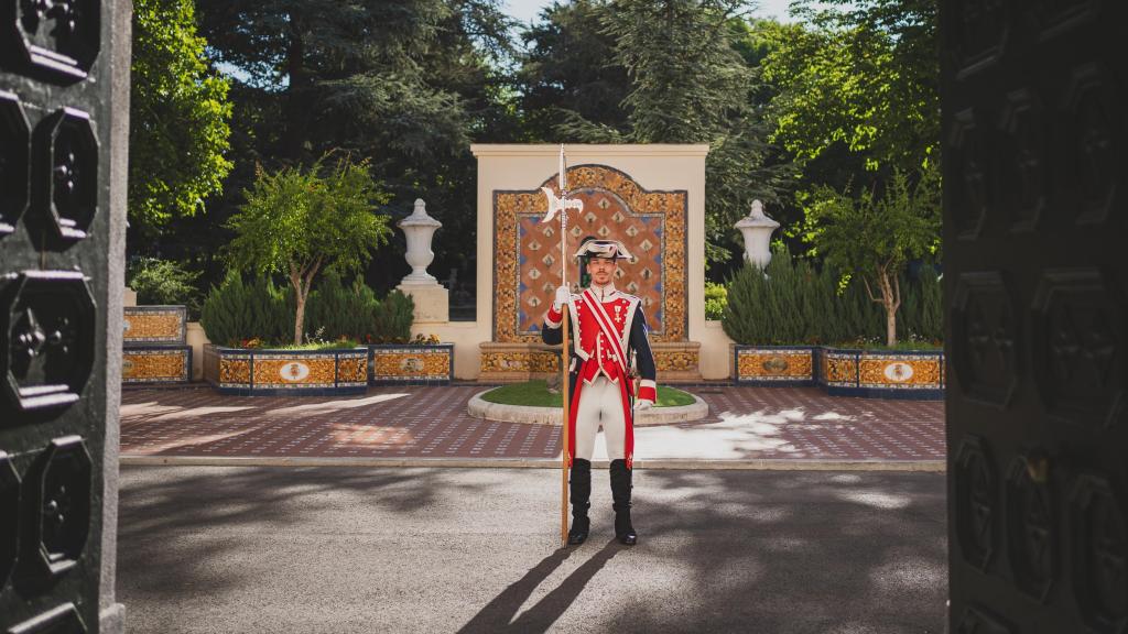 El guardia real Marcos Valenciano López, de la Compañía de Alabarderos, viste el uniforme durante la entrevista en el acuartelamento 'El Rey', en El Pardo.