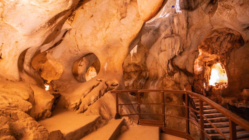 Paredes esculpidas por el mar dentro de la Cueva del Tesoro.