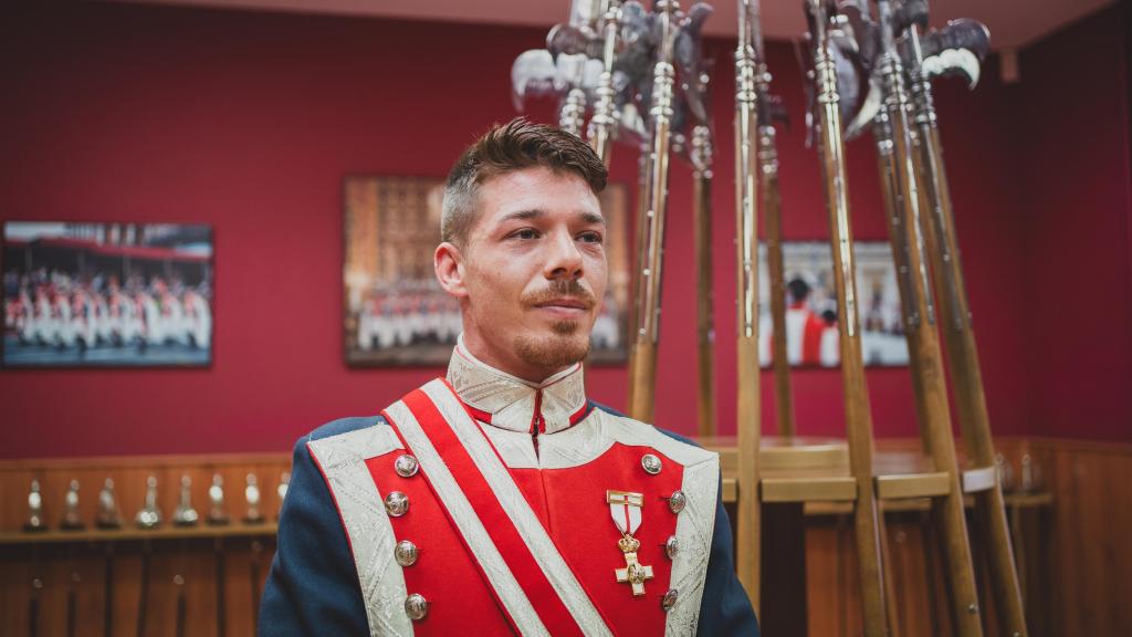 El guardia real Marcos Valenciano de la Compañía de Alabarderos durante la entrevista con EL ESPAÑOL.