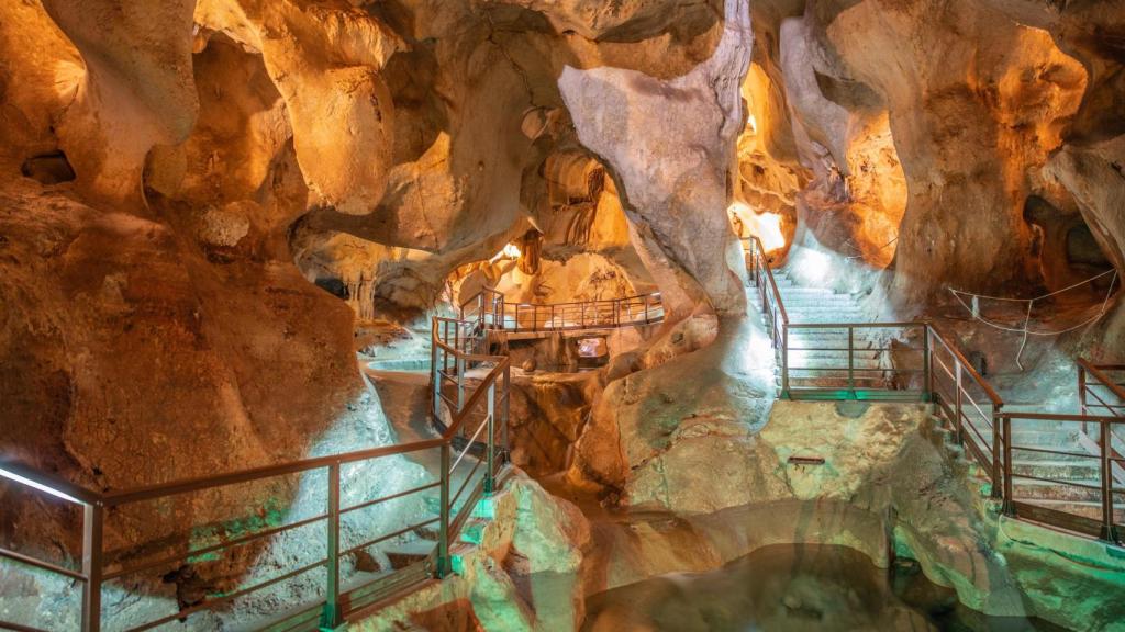 Galería de la Cueva del Tesoro, Rincón de la Victoria.