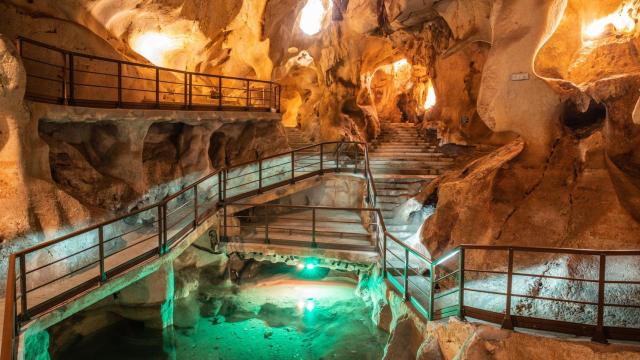 Interior de la Cueva del Tesoro en Rincón de la Victoria, Málaga.