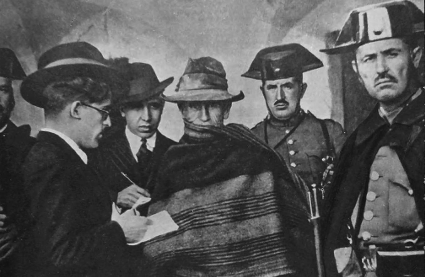 Unos reporteros cubren la detención por parte de la Guardia Civil de un campesino en Castilblanco (Badajoz) el 31 de diciembre de 1931.