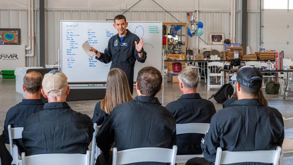 Jared Isaacman explicando la misión Inspiration4 de SpaceX