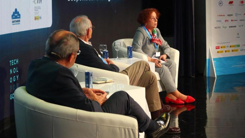 Pedro Mier (Ametic), Antón Costas (CES) y Ana Palacio (ex ministra de Asuntos Exteriores de España), en el 38 Encuentro de Ametic.