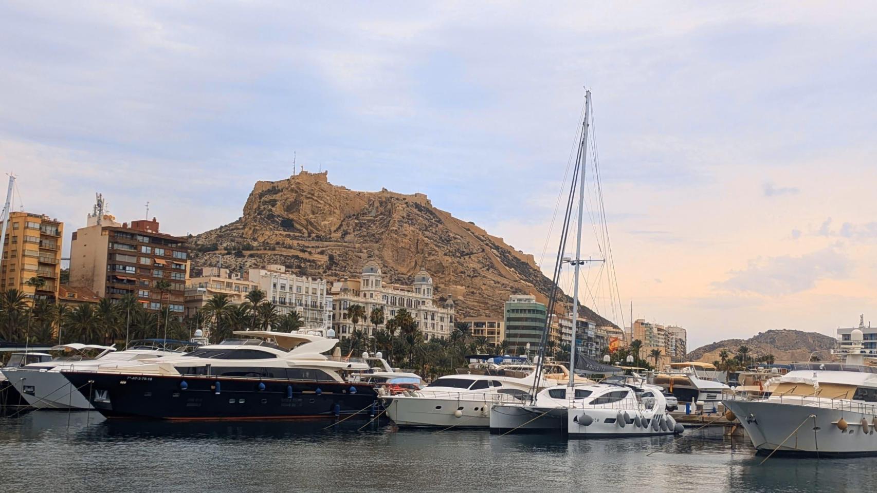 Algunos de los yates más lujosos del puerto de Alicante.