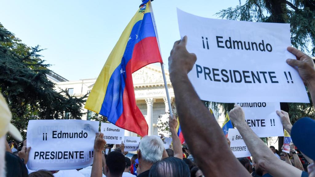 Cientos de Venezolanos se han manifestado este martes frente al Congreso de los Diputados para pedir el reconocimiento de Edmundo González como presidente electo