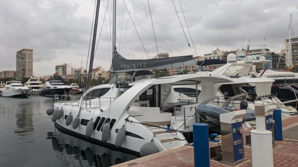 Un catamarán del puerto de Alicante.