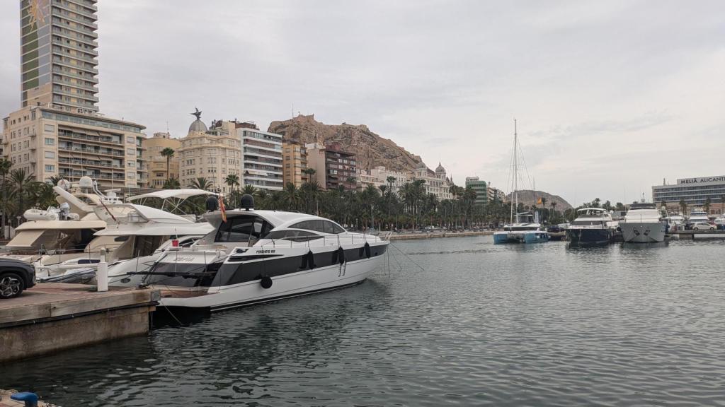 Embarcaciones de gran eslora en Alicante.