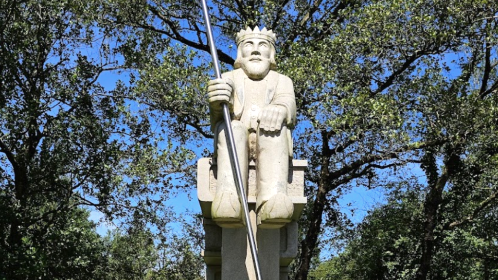 Escultura moderna en el entorno de la laguna