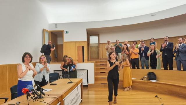 La rectora Amparo Navarro, izquierda, recibe el aplauso de su equipo tras reivindicar el grado de Medicina.