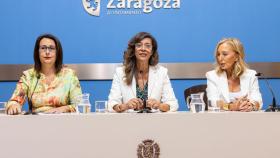 La consejera de Políticas Sociales, Marian Orós, junto a la concejal de Vox, Eva Torres, y la presidenta de Red Madre Zaragoza, Rosa María Marquina.