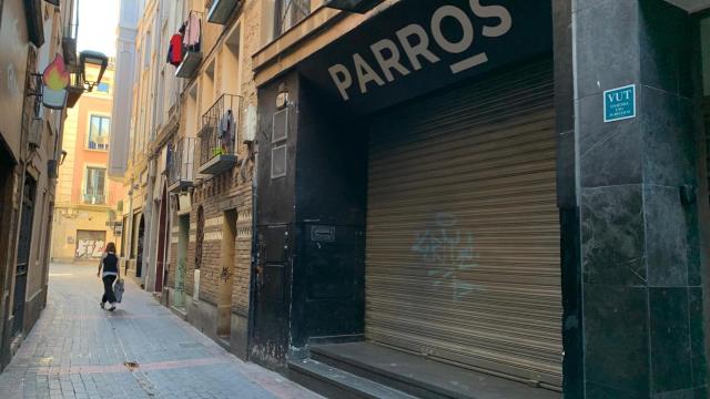 La discoteca Parros, en Zaragoza, con la persiana bajada.