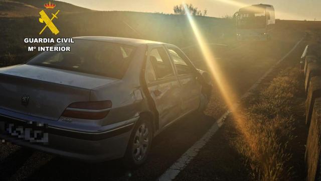 El vehículo abandonado en la vía tras sufrir un accidente de tráfico.