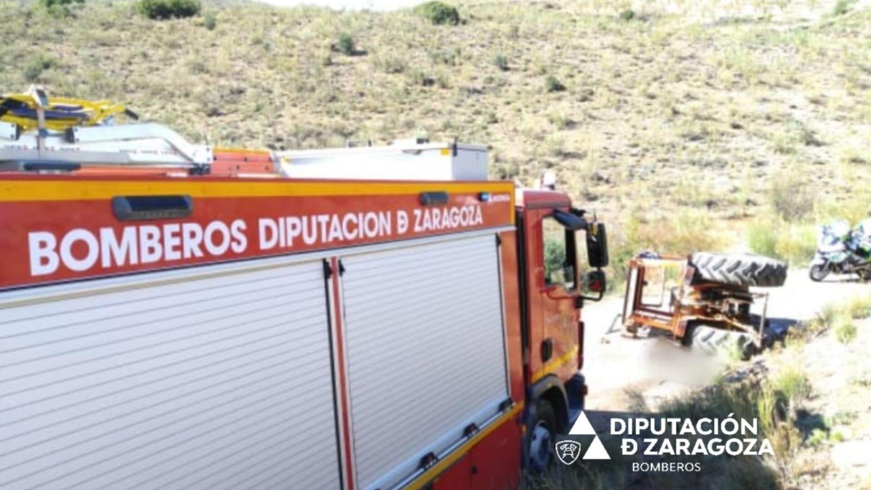 Los Bomberos de la DPZ en las labores de rescate de un conductor de tractor este martes en Zaragoza