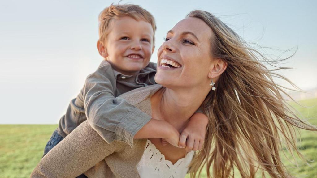 Madre feliz junto a su hijo.