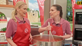 Cristina Cifuentes e Inés Hernand, en 'MasterChef Celebrity 9'