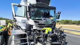 Estado de uno de los camiones tras el accidente en Sanchidrián