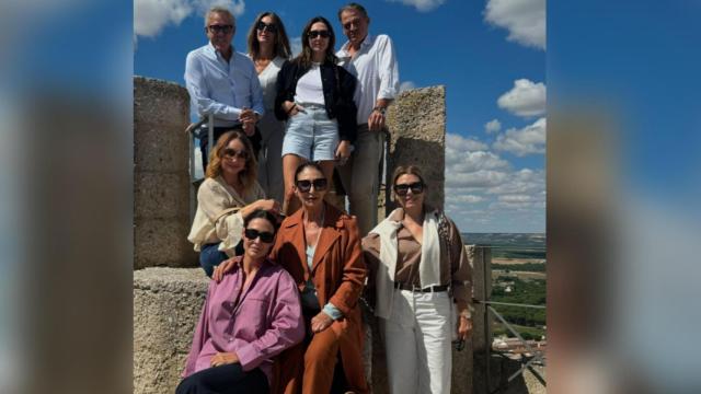 Vicky Martín Berrocal, María José Suárez y Elena Tablada junto a José Moro y Fátima Pereira Moreno en Valladolid