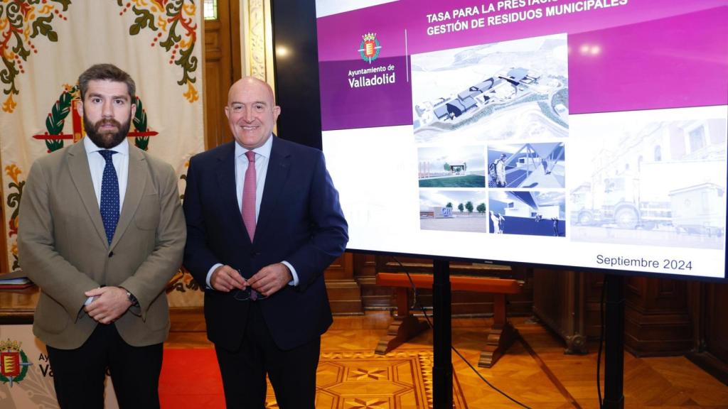 Francisco Blanco y Jesús Julio Carnero presentan la ordenanza fiscal de la tasa de basuras.