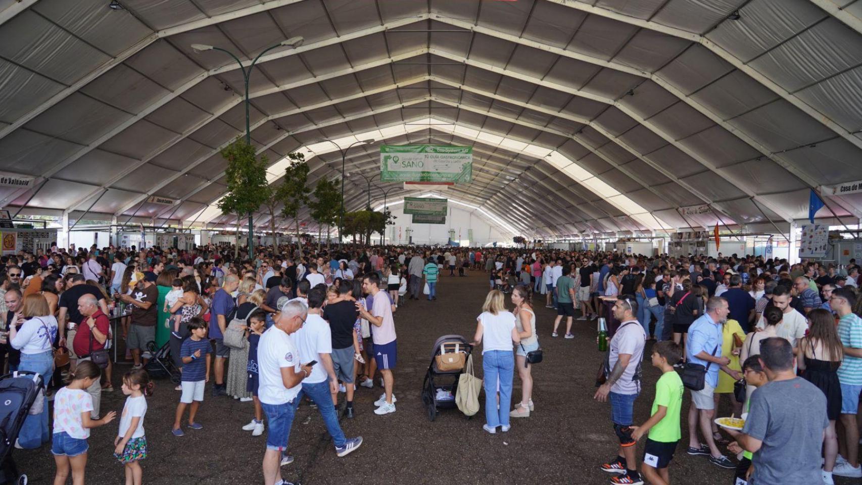 Los ciudadanos disfrutando en las casetas regionales durante las fiestas de Valladolid