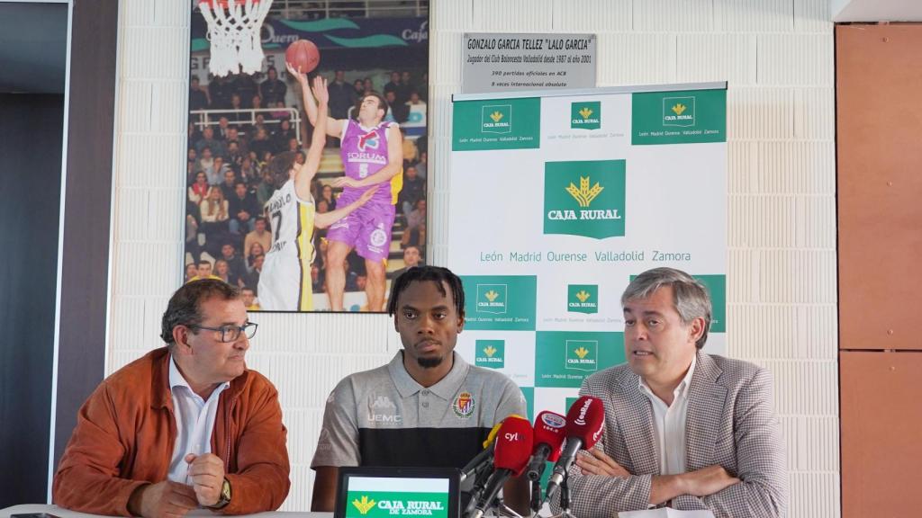 El jugador Amanze Egekeze; presidente del Club, Lorenzo Alonso Nistal, y el director de Comunicación y Relaciones Institucionales de Caja Rural de Zamora, Narciso Prieto, en la presentación del patrocinio oficial de Caja Rural de Zamora al Real Valladolid Baloncesto