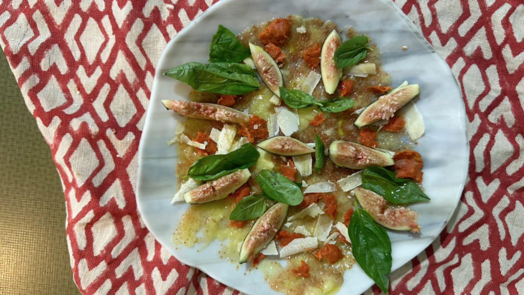 Carpaccio de higos, con más higos, sobrasada, albahaca y queso parmesano.