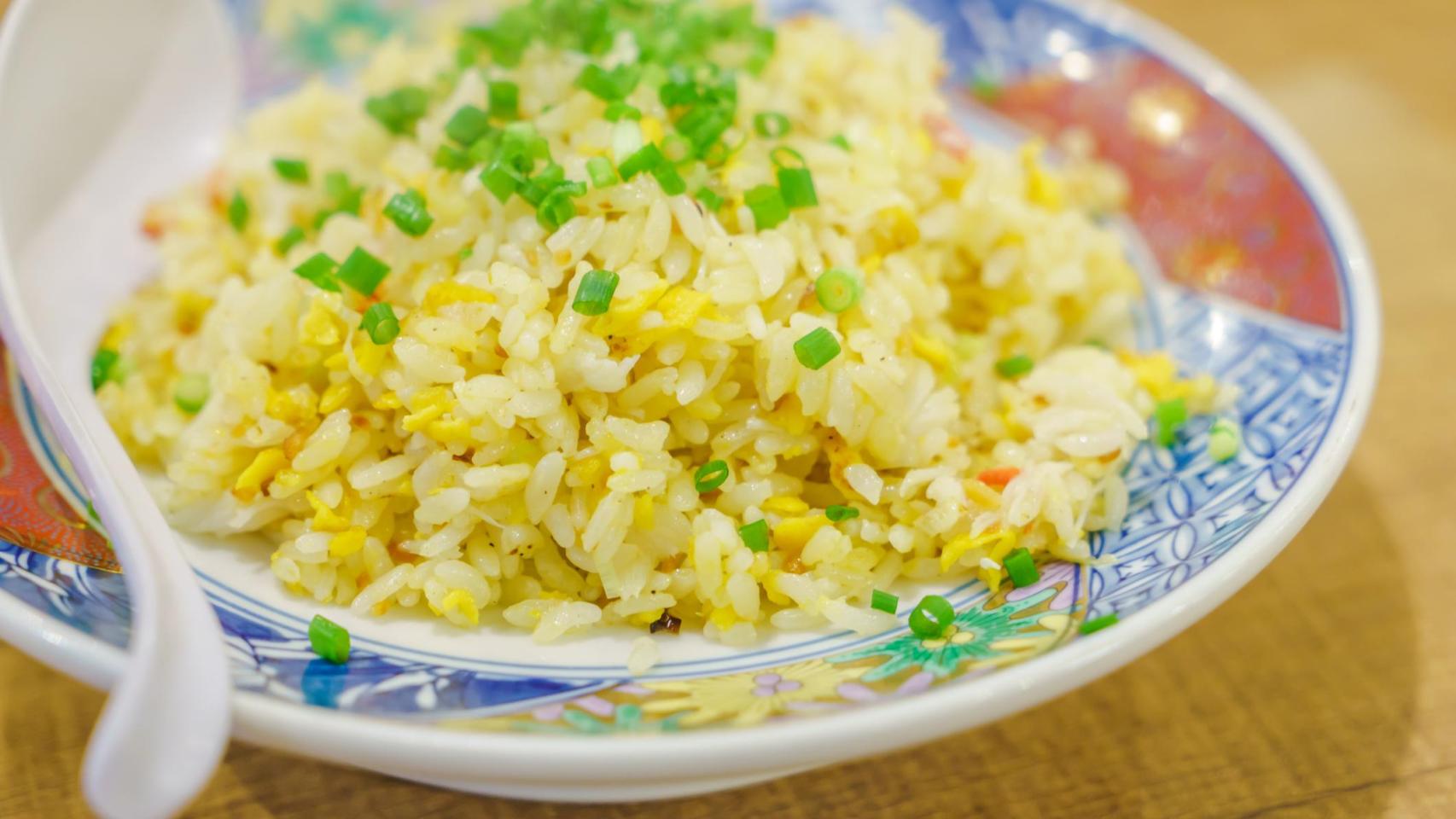 Un plato de arroz frito con huevo