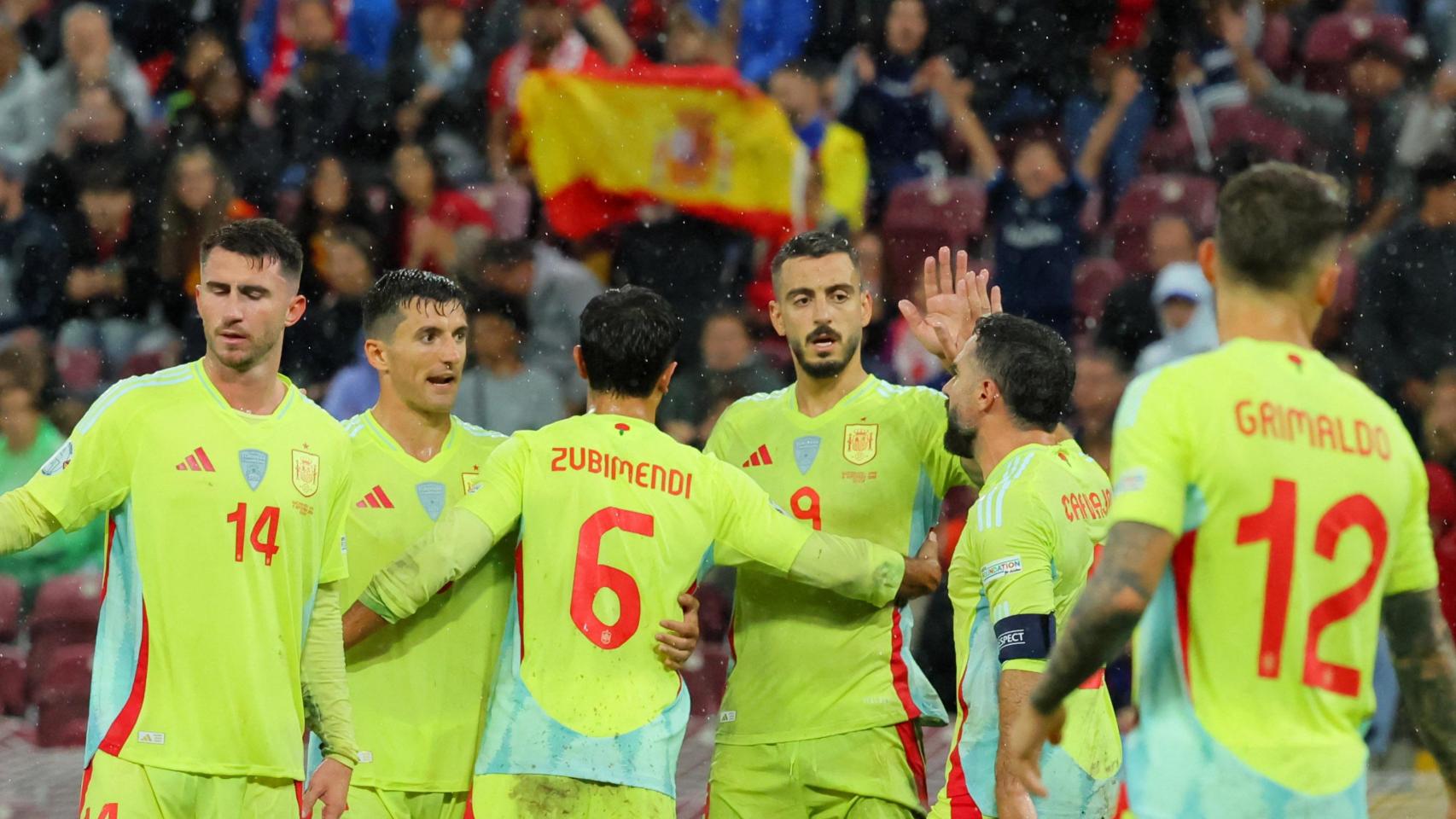 Los jugadores de la selección española celebran un gol frente a Suiza.