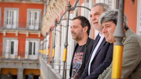 Agustín Martínez, Jorge Díaz y Antonio Mercero, miembros del trío autoral Carmen Mola, este martes en un hotel de la Plaza Mayor de Madrid. Foto: Javier Ocaña