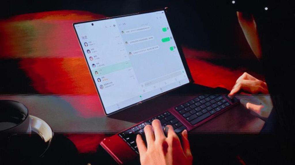 El Huawei Mate XT se convierte en un ordenador portátil con un teclado plegable