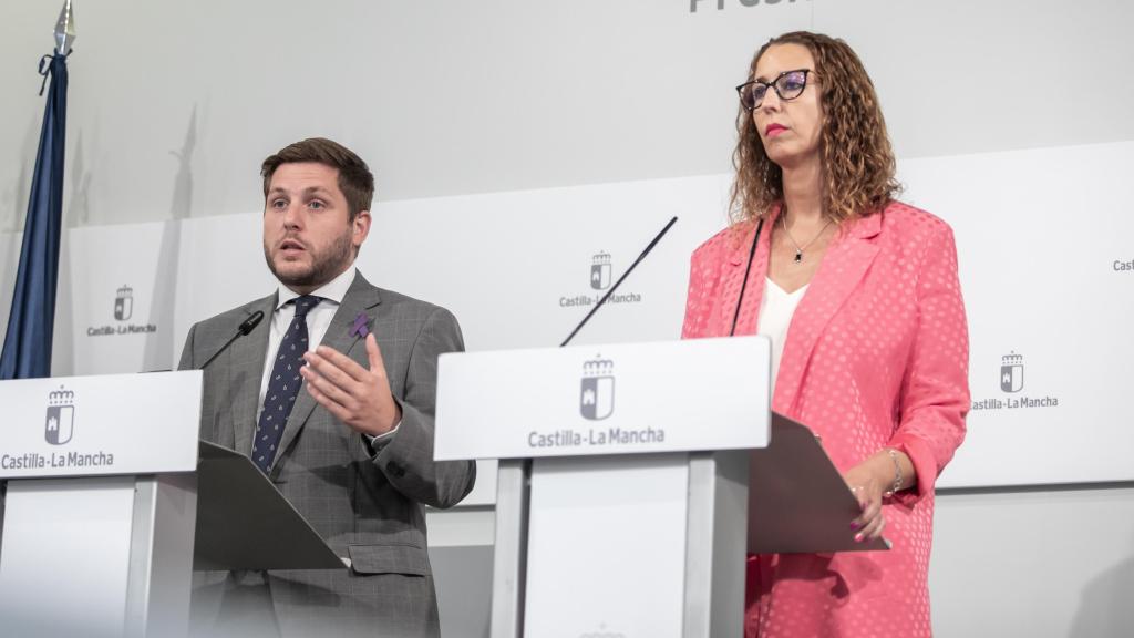 Los consejeros castellano-manchegos Nacho Hernando y Sara Simón. Foto: JCCM.