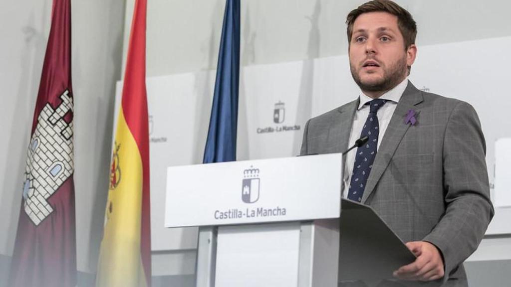 El consejero de Fomento de Castilla-La Mancha, Nacho Hernando, en rueda de prensa.