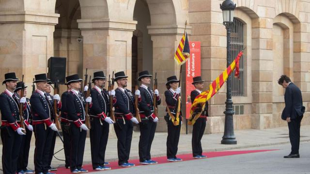 Salvador Illa, ante la 'senyera' catalana, en la entrega de la Medalla de Honor del Parlament al Monasterio de Montserrat, priemr acto de la Diada 2024.