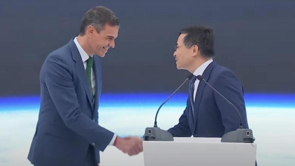 Lei Zhang, fundador y presidente de Envision Energy, y el presidente de España, Pedro Sánchez.