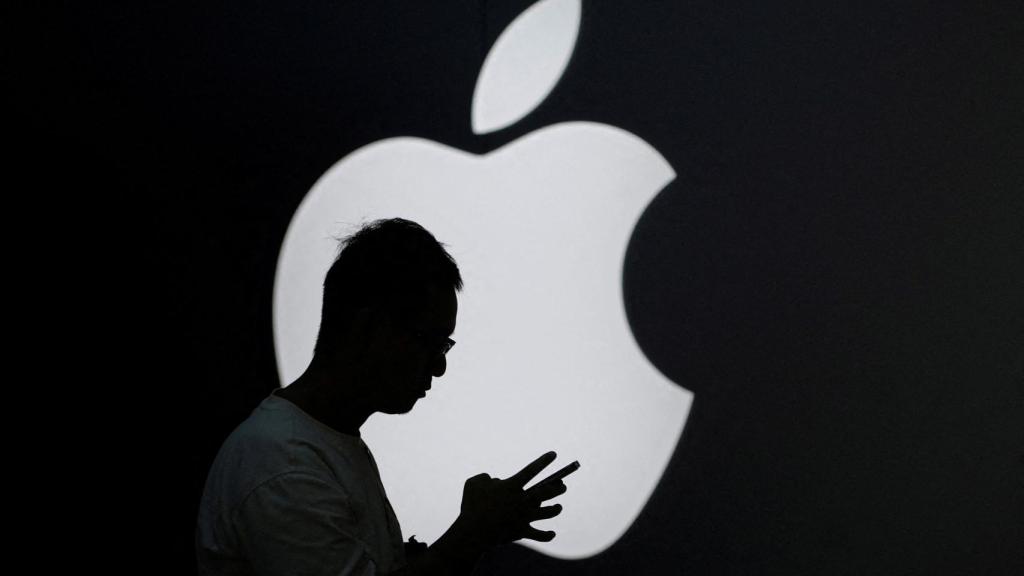 El logo de Apple en una tienda de Shangai