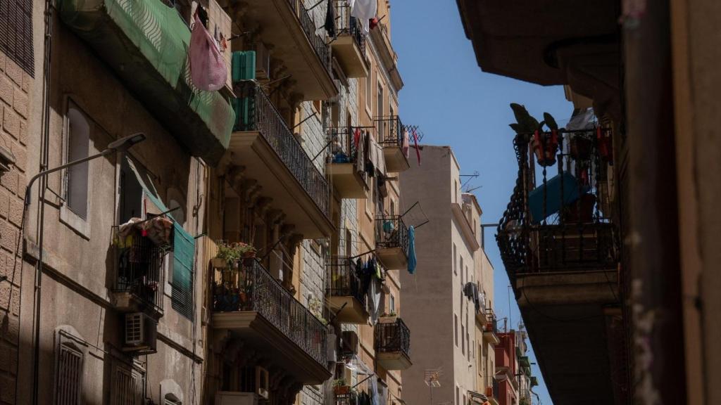 Fachada de un edificio de viviendas, a 17 de mayo de 2023, en Barcelona, Cataluña (España).