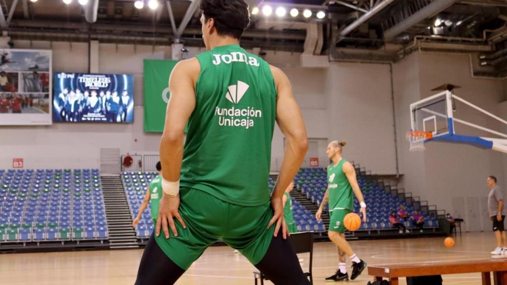 Los jugadores del Unicaja de Málaga entrenan en Singapur.