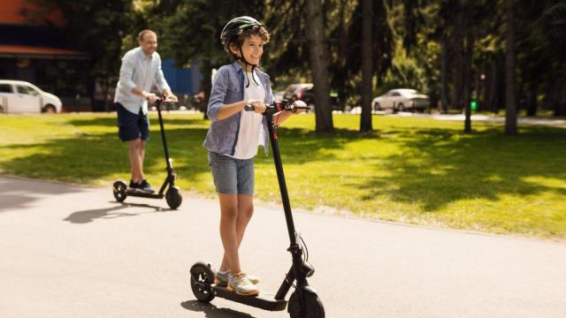 Imagen de archivo de un niños sobre un patinete eléctrico.