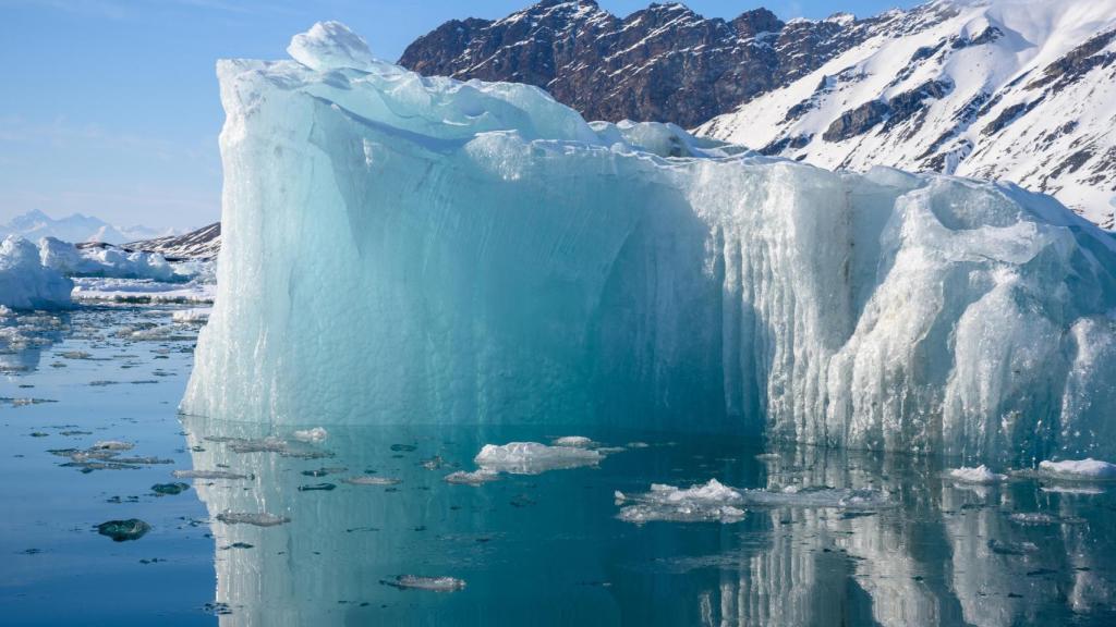 Témpanos flotando en el mar sobre el círculo polar ártico de Svalbard